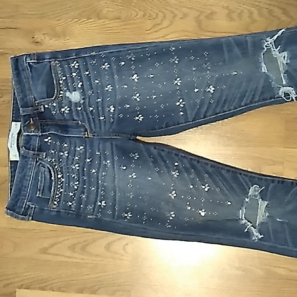 Abercrombie & Fitch Women's Studded Distressed Jeans. Size 2 - Picture 2 of 8